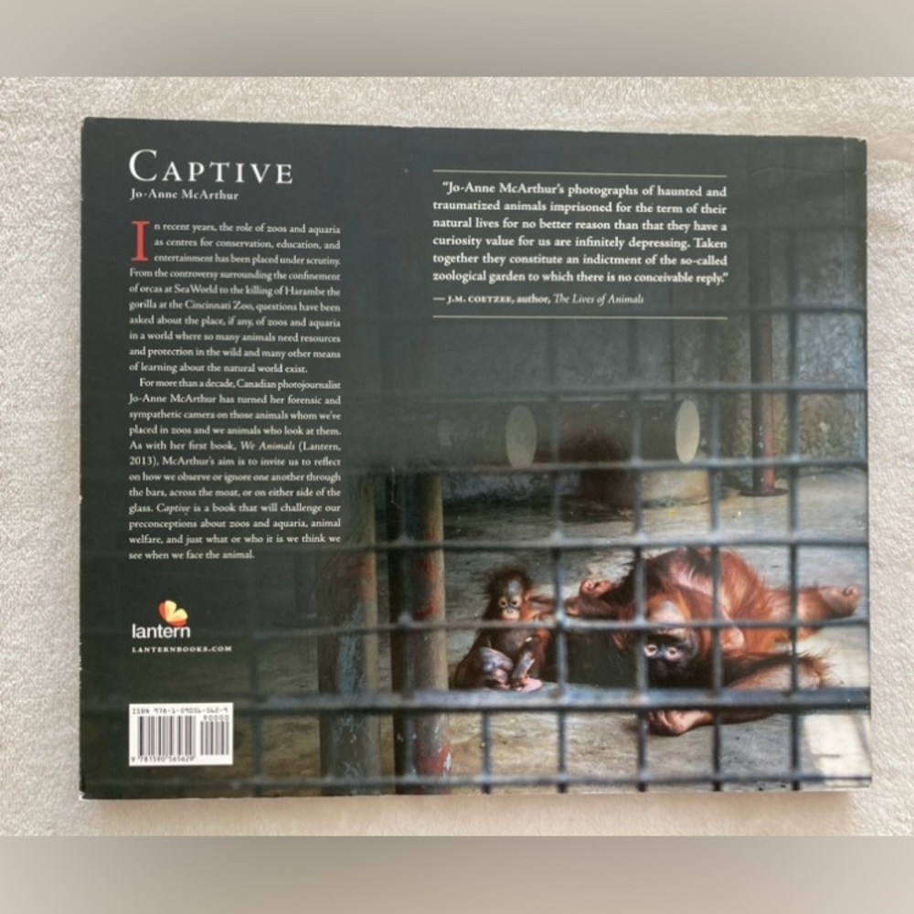 SIGNED Captive animal hardcover book by photojournalist Jo-Anne McArthur - Picture 4 of 4